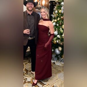 Babyboo Chic Strapless Wine Dress (scarfs, gloves, optional strap included)